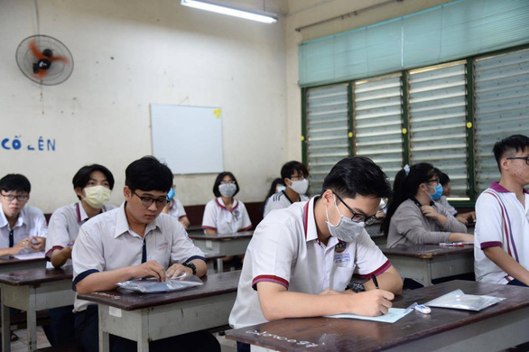 Thi tốt nghiệp THPT: Thí sinh mắc COVID-19 được đặc cách, F1 mặc đồ bảo hộ thi riêng